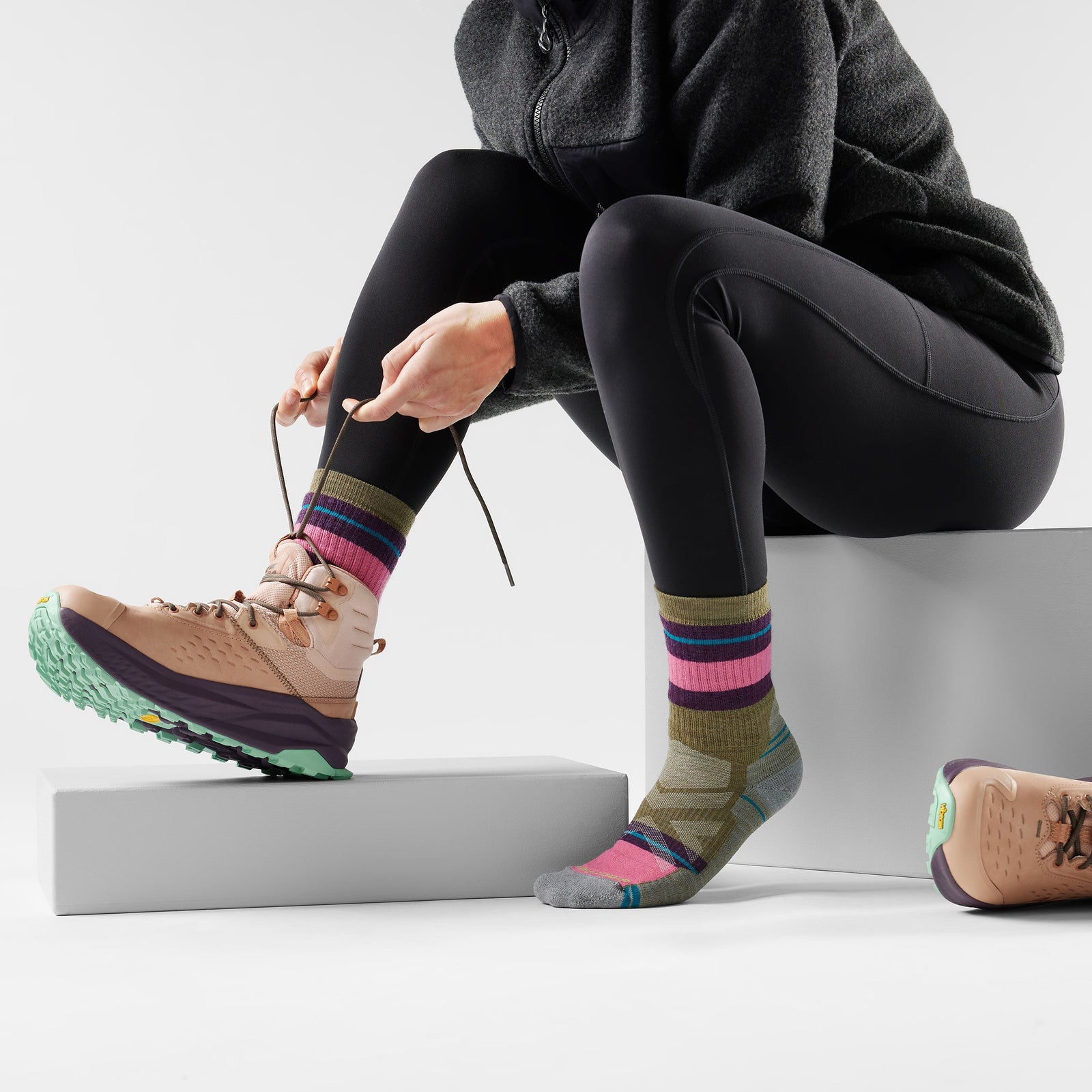 Women's Hike Saturnsphere Crew Socks Charcoal - ver - 2