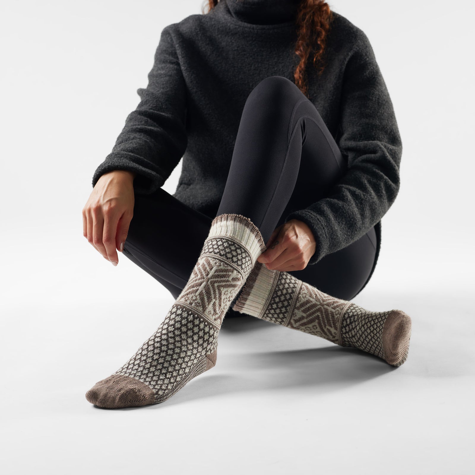 Women's Everyday Cozy Popcorn Snowflake Crew Socks Charcoal - ver - 2