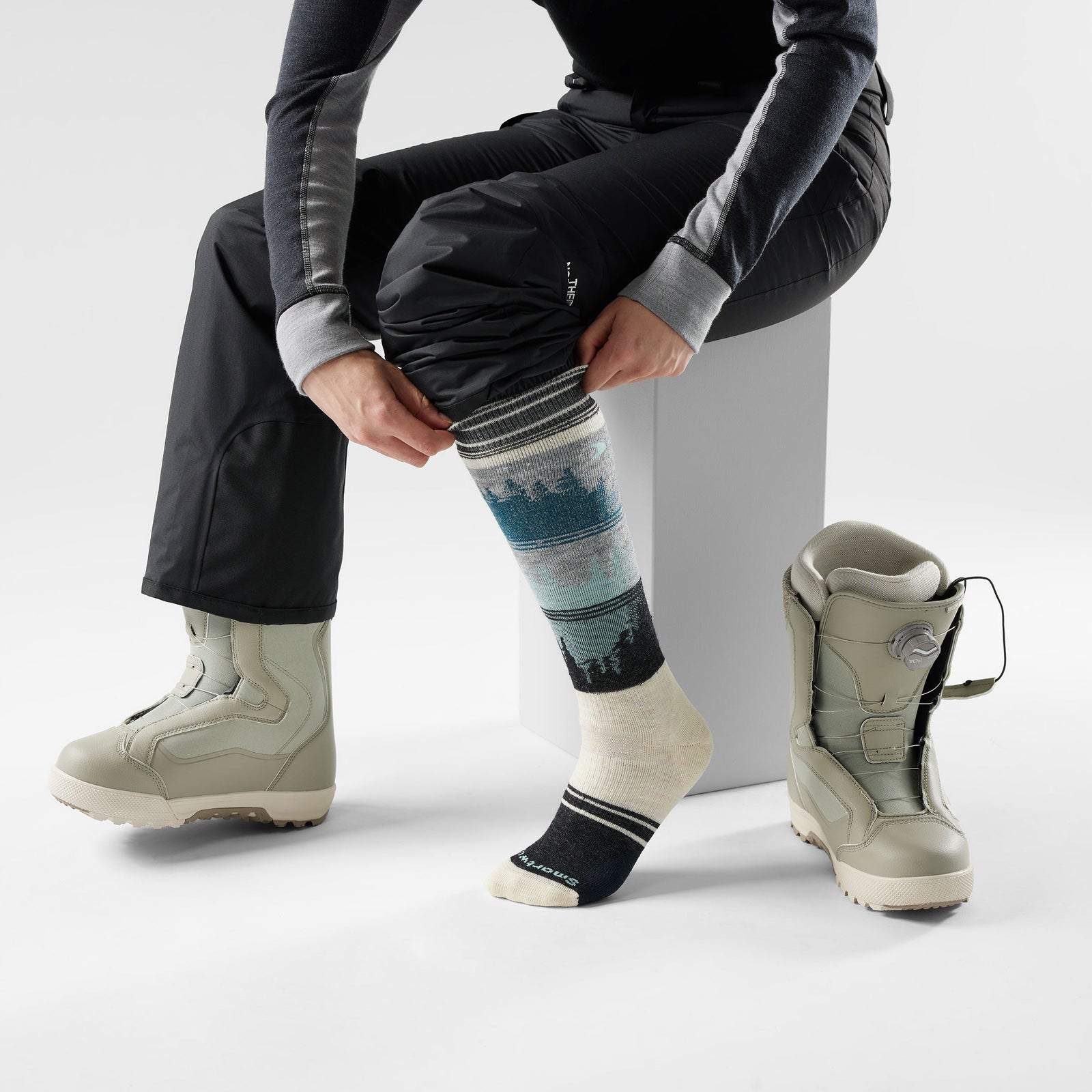 Women's Snowboard Twilight Vista Over The Calf Socks Moonbeam - ver - 2